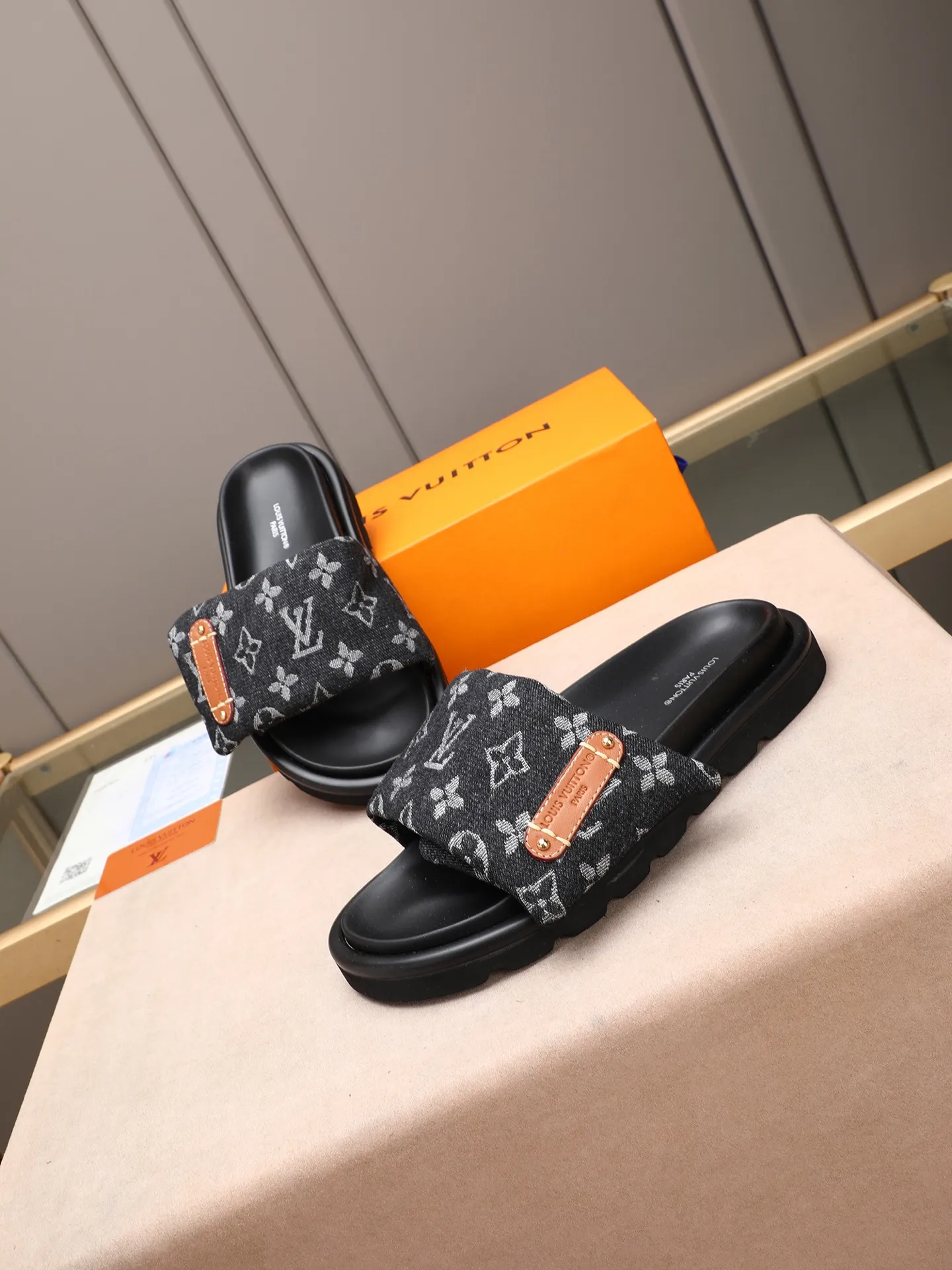 PP360 [LOUIS VUITTON] Louis Vuitton, LV printing, men's and women's slippers are on the market. The drawer box packaging comes with a cloth bag and a card. The upper pattern looks very soft and waxy, and it is a super versatile leg slimming tool. Fabric: imported denim/canvas/old fabric, LV hardware LOGO, official website pattern printing, comfortable to wear, feet: high-elastic PU water table. Sole: foam sole, heel height: about 5cm. Code number: 35-46, 35, 45, 46 are custom-made and non-returnable. Color: multiple colors and styles available.